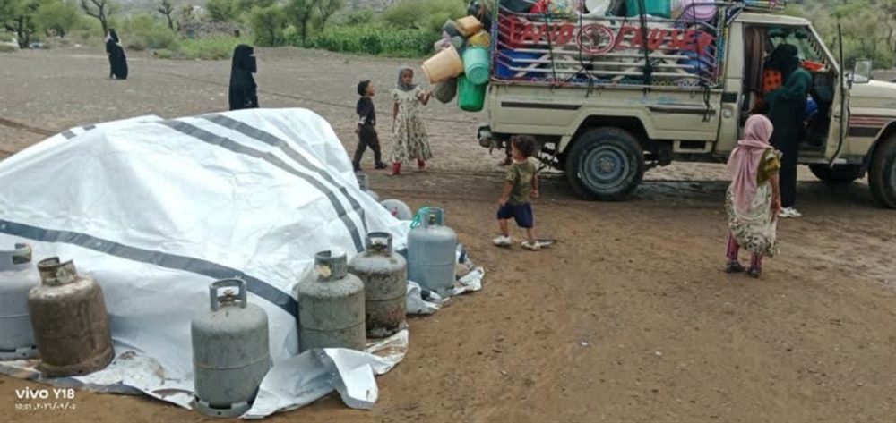 الوحدة التنفيذية تعلن نزوح 1400 أسرة جراء قصف الحوثيين في تعز والحديدة