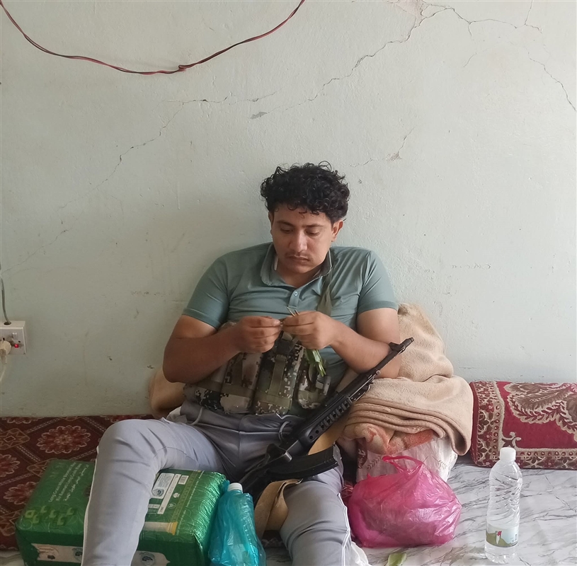جريح حرب في تعز يؤكد تمسكه بالمشاركة في معركة استعادة الدولة رغم إصابته