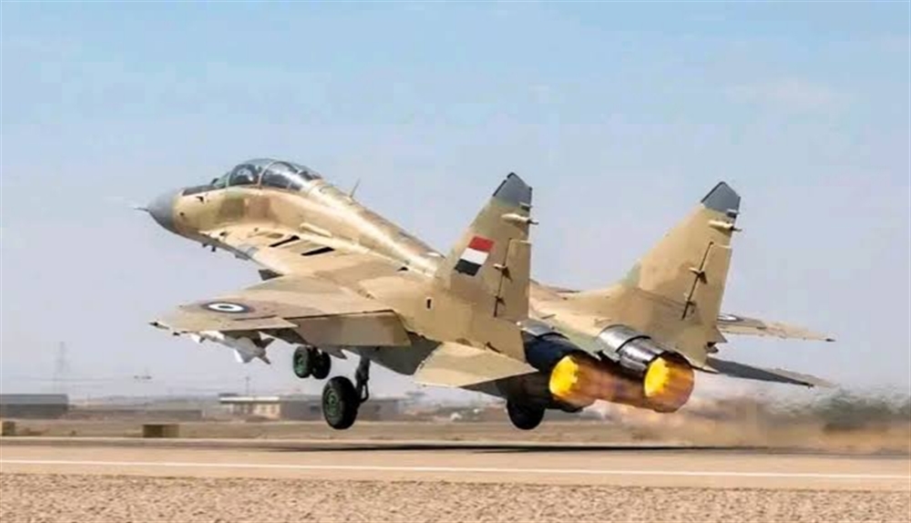 الطيران الحربي يستهدف تعزيزات حوثية غربي تعز