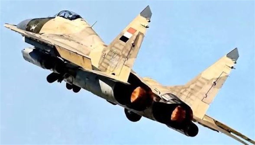 الطيران الحربي يستهدف معسكرًا لمليشيا الحوثي غربي تعز