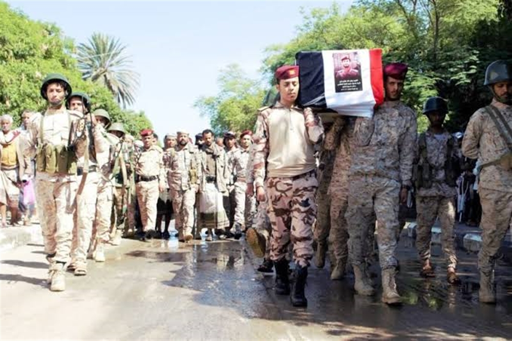 القوات الحكومية تشيع 10 من منتسبيها في محور طور الباحة
