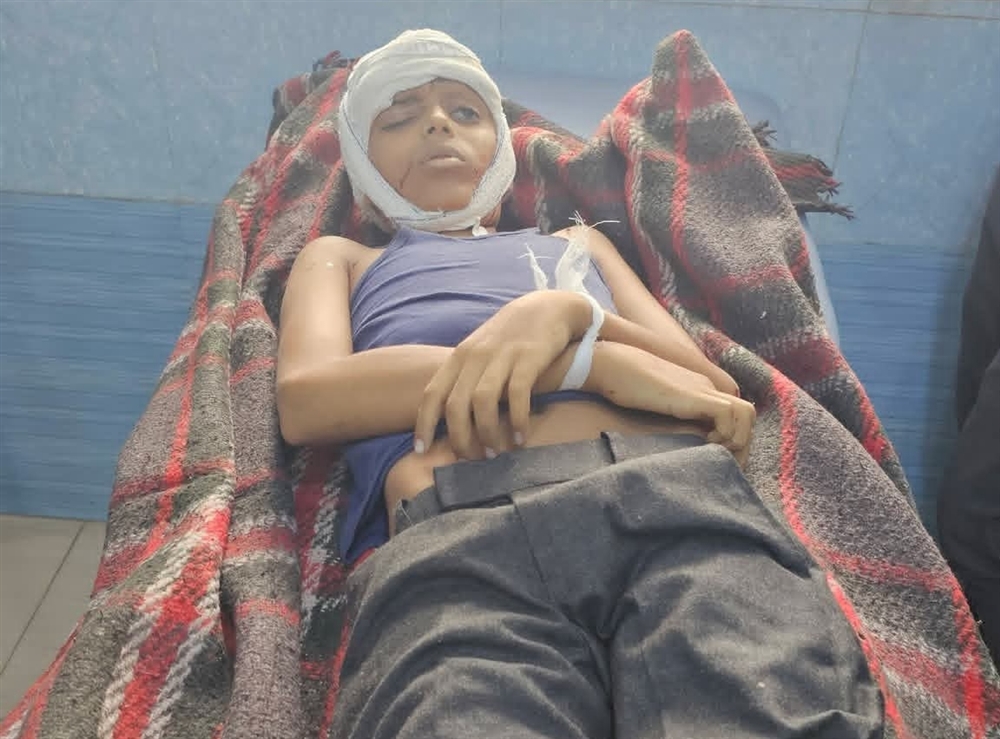 مليشيا الحوثي تقتل طفلا وتصيب مواطنة بقصف على حي سكني في تعز