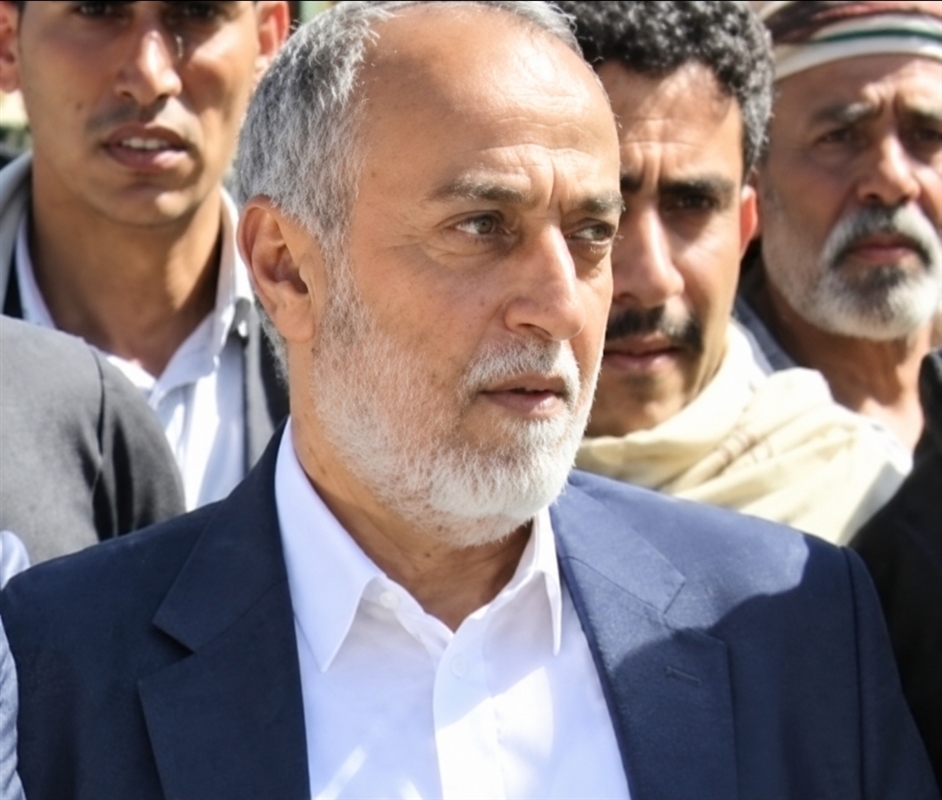 أسرة الشهيد محمد علي عثمان تتبرأ من مواقف أحد أبنائها وترفض ادعاءه مشيخة مشائخ تعز