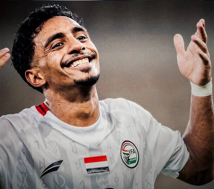 نجم المنتخب اليمني عادل عباس يتوج بجائزة أفضل لاعب صاعد في «خليجي 27»