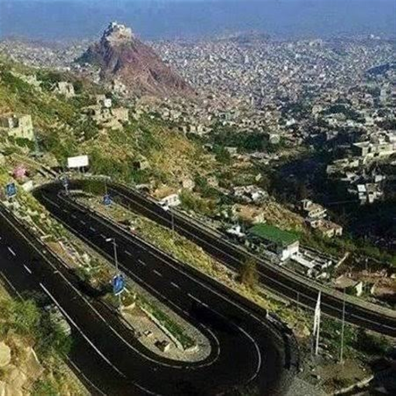 تعز .. استشهاد مدنيان أحدهما طفل بقصف حوثي على جبل صبر