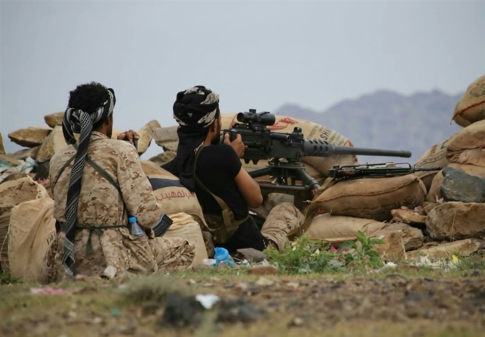 القوات المسلحة تحبط هجومًا حوثيًا غرب تعز وتسقط مسيّرة وتستهدف غاراتها مواقع للمليشيا