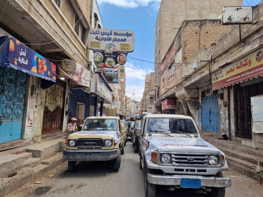 السلطة المحلية بالمظفر تسيّر قافلة غذائية للمرابطين في جبهات تعز